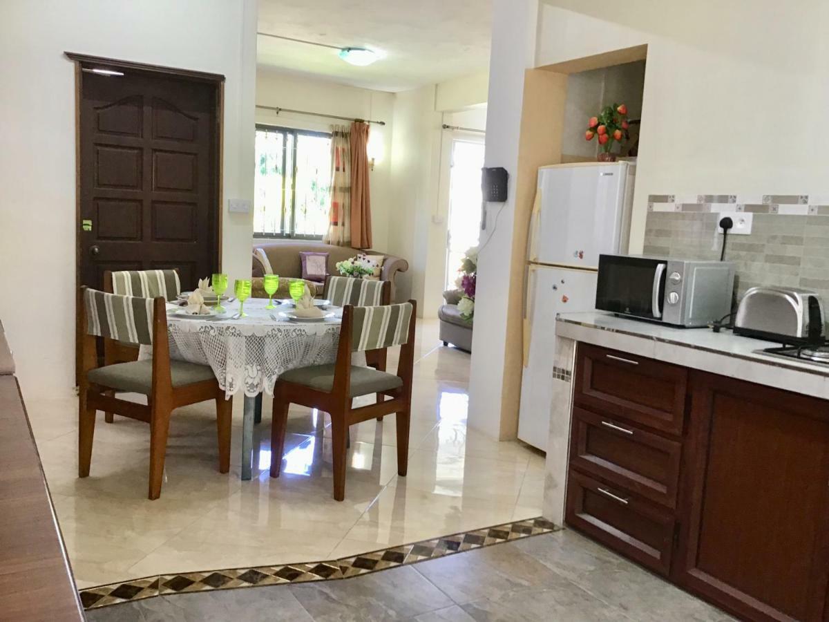 Cardamon Villa Is A 2 Bedroom With 1 Bathroom And Seperate Toilet Detached House With Ac And Swimming Pool , 5 Minutes Walk From Flic En Flac Public Beach Buitenkant foto