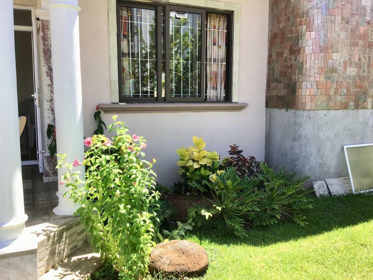 Cardamon Villa Is A 2 Bedroom With 1 Bathroom And Seperate Toilet Detached House With Ac And Swimming Pool , 5 Minutes Walk From Flic En Flac Public Beach Buitenkant foto