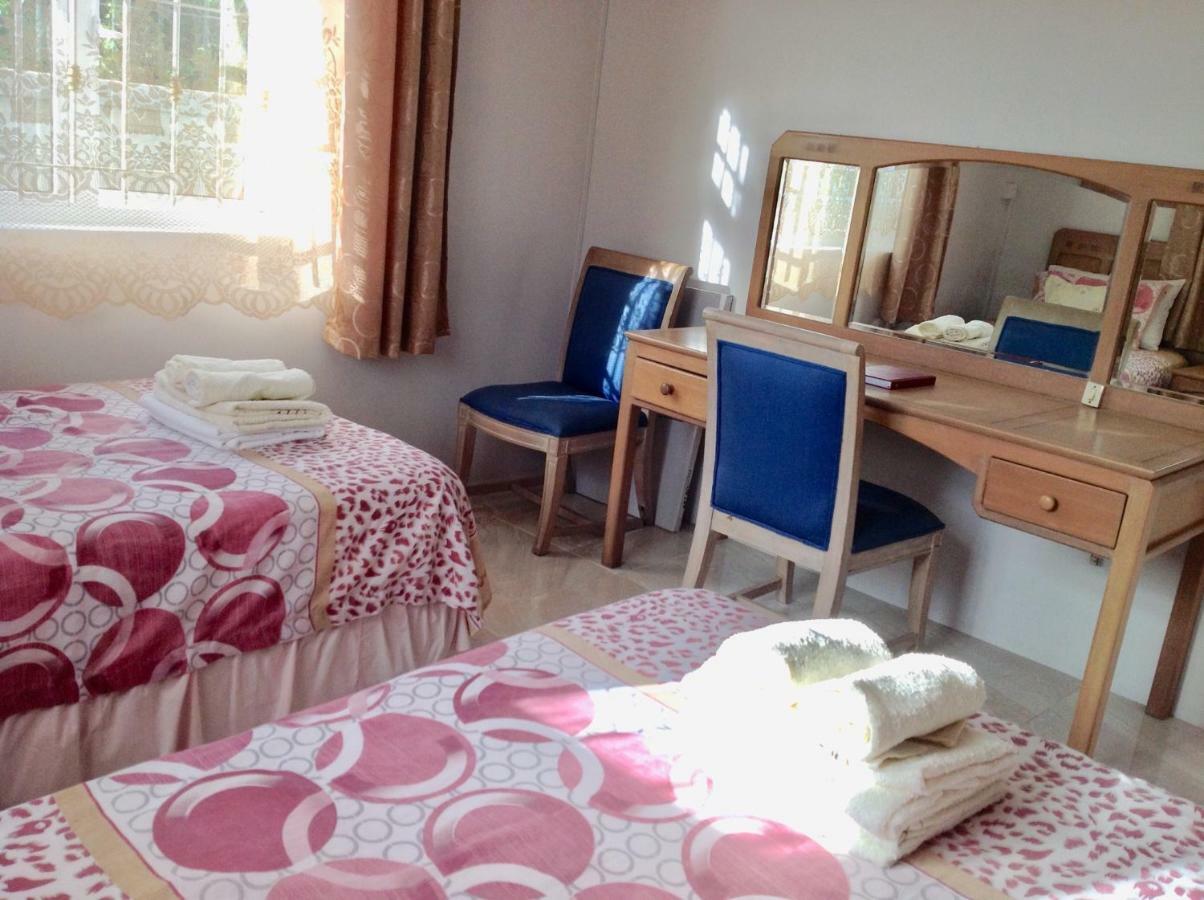 Cardamon Villa Is A 2 Bedroom With 1 Bathroom And Seperate Toilet Detached House With Ac And Swimming Pool , 5 Minutes Walk From Flic En Flac Public Beach Buitenkant foto